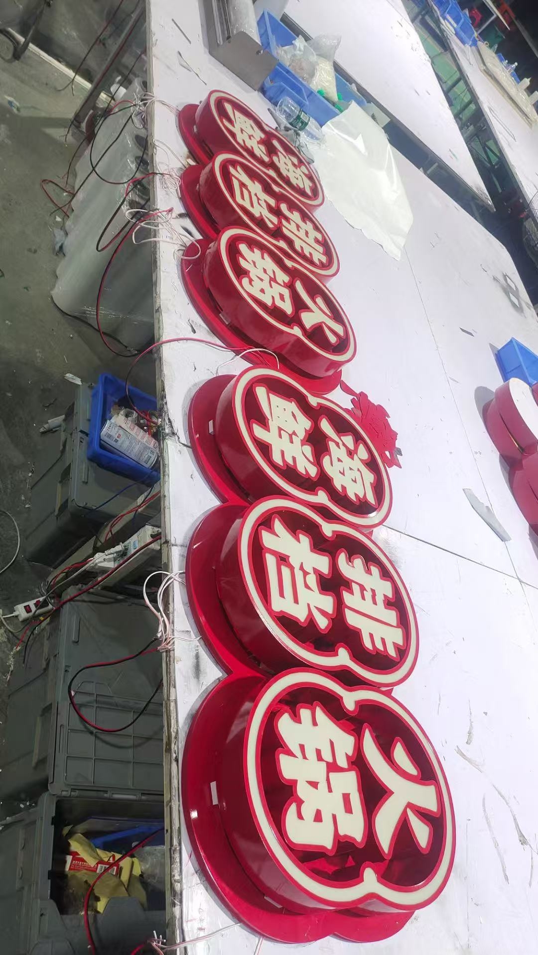 为什么做门头招牌一定要找“源头工厂”？揭秘广告行业中间商差价