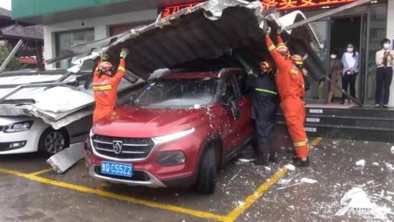 临沂受台风影响楼顶广告牌坠落4辆轿车被砸 消防员破拆广告牌排险情